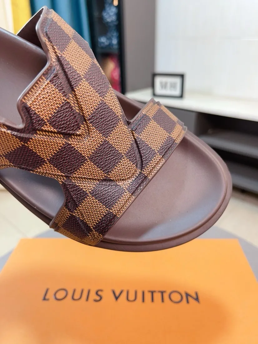 Men's shoes 💰360🌹🌹 (lv-Louis Vuitton) new men's sandals, high-end boutique, exquisite embossed logo decoration on the upper, fine workmanship, super soft soles, casual, loose and comfortable, a must-have in summer! \nsize：38-44
